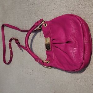 Marc jacobs fushia leather crossbody with adjustable strap